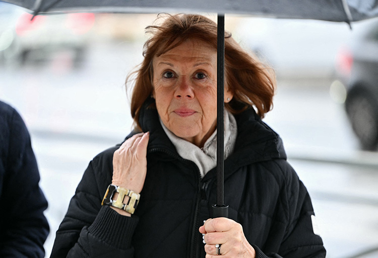 Gisele Pelicot se rend au tribunal d'Avignon pour le procès de son ex-partenaire, le 13 décembre.